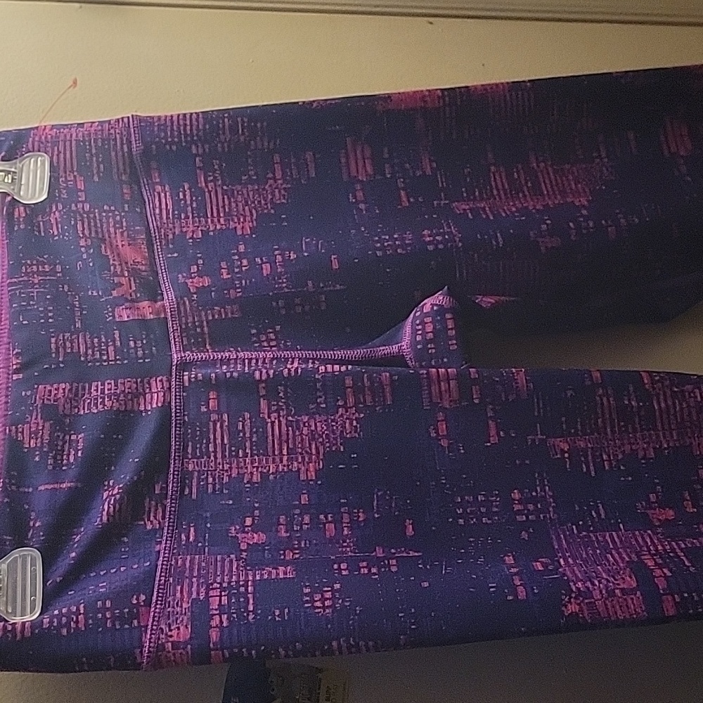 Women's leggings.  Not sure of the brand. No-tag. New. The  is probably a small.